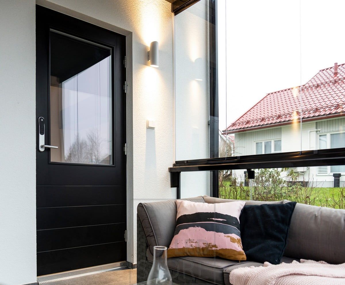 Seinävalaisin valaisee lämmintä valoa kahteen suuntaan. Ledstore.fi